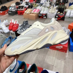 Adidas Yeezy 700 Boost “Analog”（Y84)