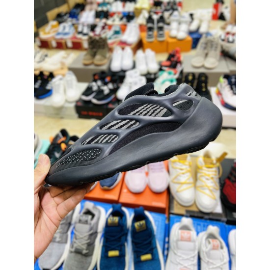 YEEZY BOOST 700 V3（Y76)