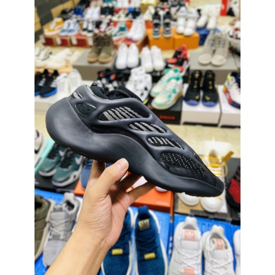 YEEZY BOOST 700 V3（Y76)