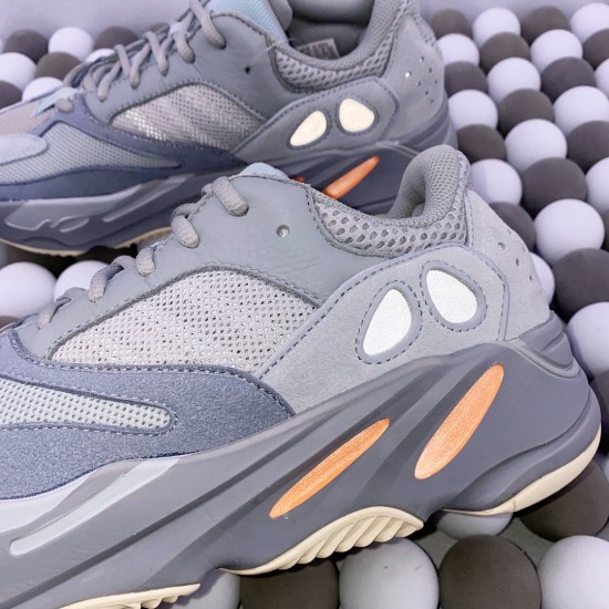 YEEZY BOOST 700（Y72)